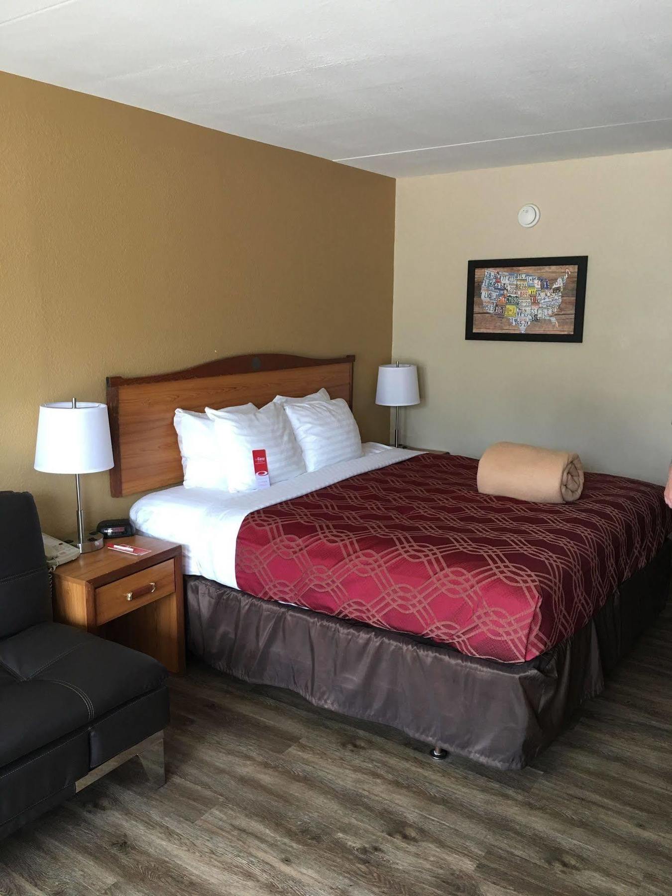 Econo Lodge Inn & Suites Branson Shepherd Of The Hills Expy Exterior photo